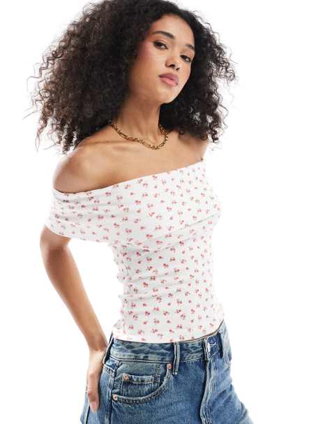 Hollister - Top met korte mouwen, roosjes en blote schouder en in wit - view 1