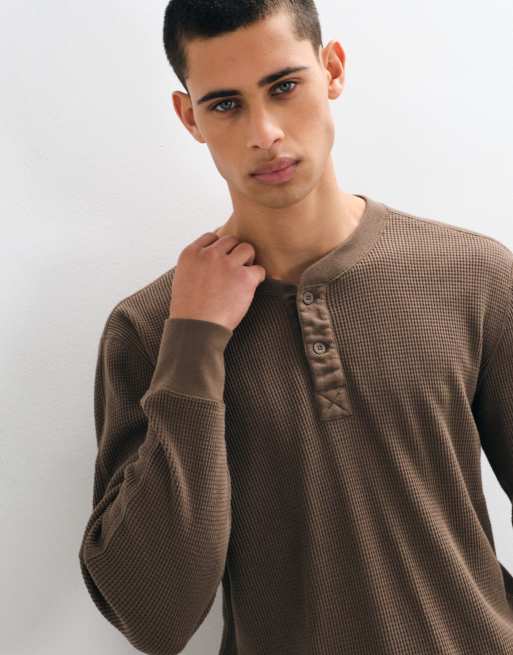 Hollister top serafino a maniche lunghe in tessuto a nido d'ape marrone, 1 di 5