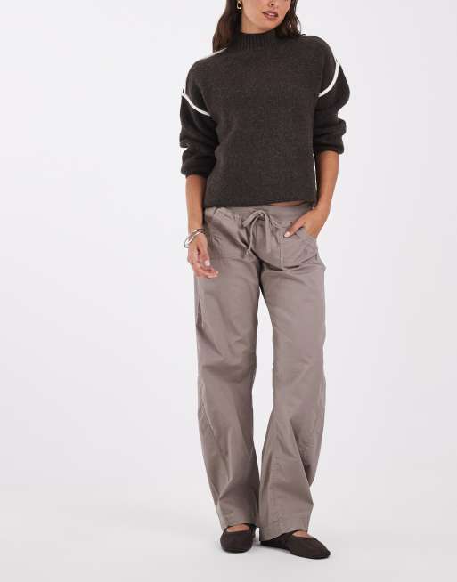 Hollister uy2k low rise flared utility trousers in beige, 3 of 5