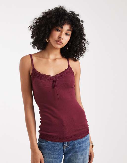 Hollister – Vinrött linne i pointelle och Y2K-stil med spetskant