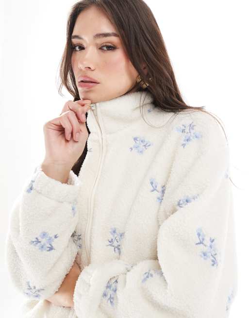Hollister – Vit, blommig fleecejacka med sherpafoder och broderi