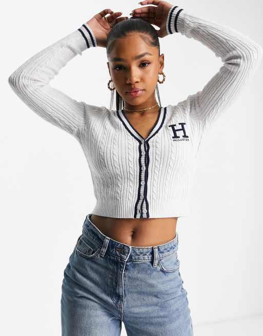 Hollister – Vit, kabelstickad, kort kofta i collegestil, 4 av 4