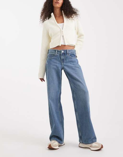 Hollister – Weit geschnittene, bestickte Jeans in hellblauer Waschung mit niedrigem Bund