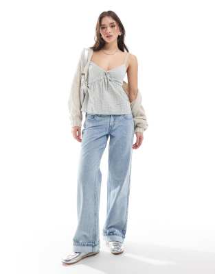 Hollister - Weite Jeans in heller Used-Waschung mit niedrigem Bund-Blau