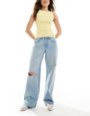 Hollister - Weite Jeans in Mittelblau mit hohem Bund und Used-Details