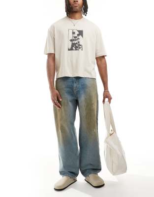 Hollister - Weite Skater-Jeans in mittelblauer Waschung mit Zierfettflecken