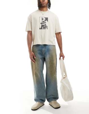 Hollister - Weite Skater-Jeans in mittelblauer Waschung mit Zierfettflecken