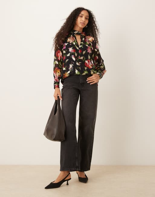Hope & Ivy balloon sleeve blouse with v cut out in black floral, 2 of 4