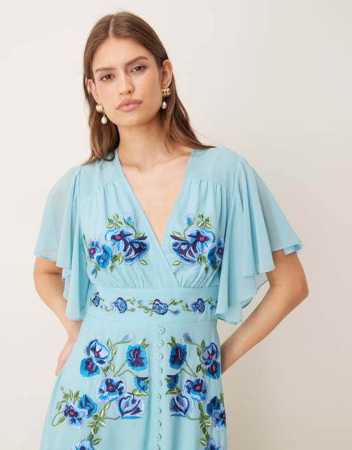 Hope & Ivy – Besticktes Midikleid in Blau mit gewickelter Vorderseite und Flatterärmeln, 2 von 4