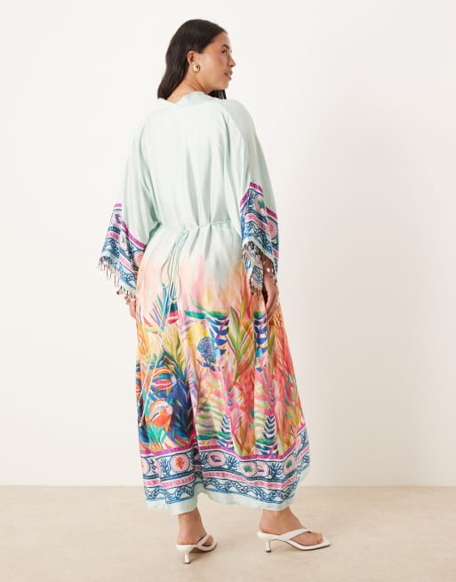 Hope & Ivy – Blaues Kimono-Midikleid mit Landschaftsprint, Wickeldesign und Bindegürtel in der Taille, 4 von 4
