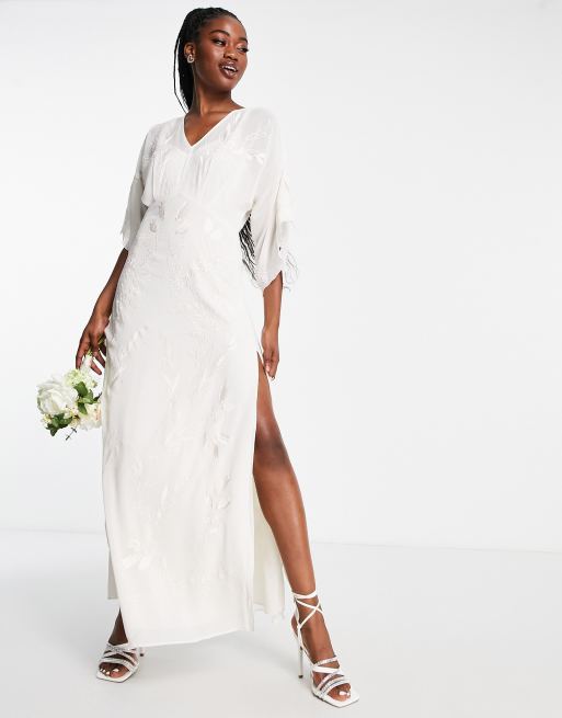 Hope & Ivy Bridal – Sukienka maxi w kolorze kości słoniowej z haftowanym wzorem na całej powierzchni