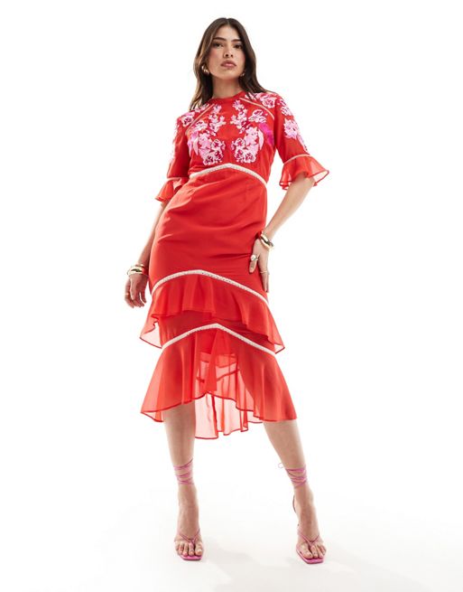 Hope & Ivy – Czerwona warstwowa sukienka midi z baskinką i białymi haftowanymi motywami