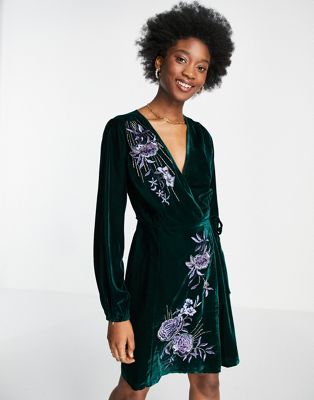 Hope & Ivy embroidered velvet wrap mini dress in forest green