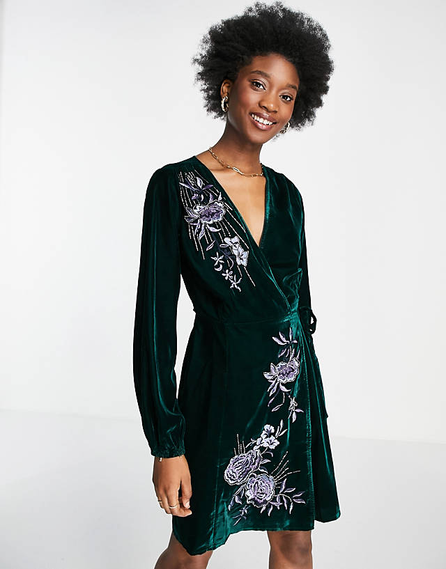 Hope & Ivy - embroidered velvet wrap mini dress in forest green