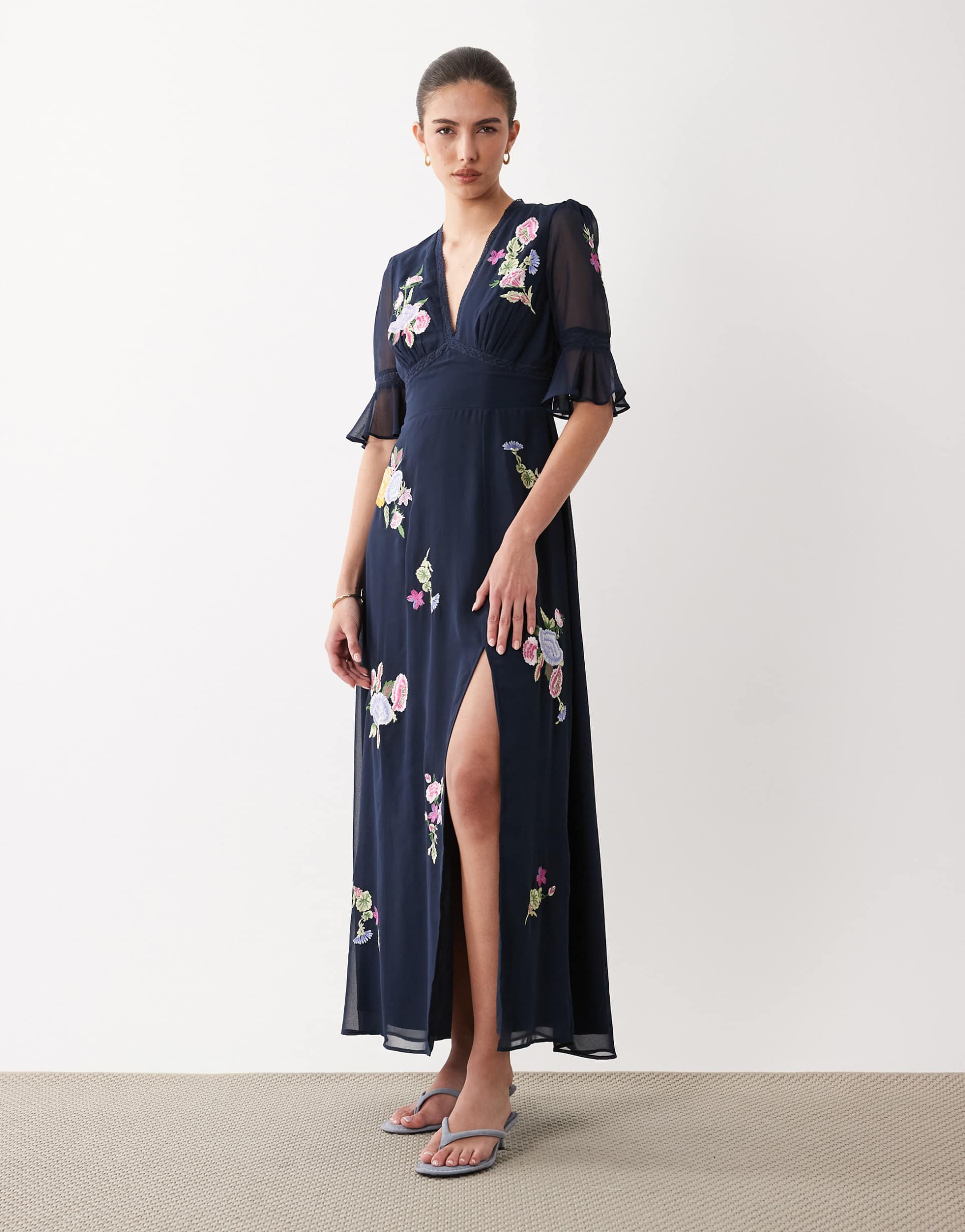hope & ivy floral embroidered v-neck maxi dress with thigh slit in navy