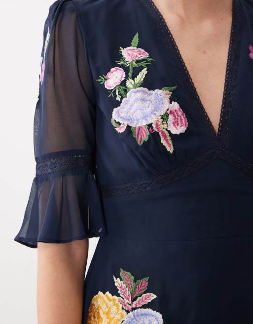 Hope & Ivy floral embroidered v neck maxi dress with thigh split in navy, 2 of 4