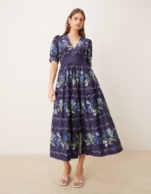 Hope & Ivy - Geblümtes Baumwoll-Midikleid in Marineblau mit geknöpfter Vorderseite und V-Ausschnitt