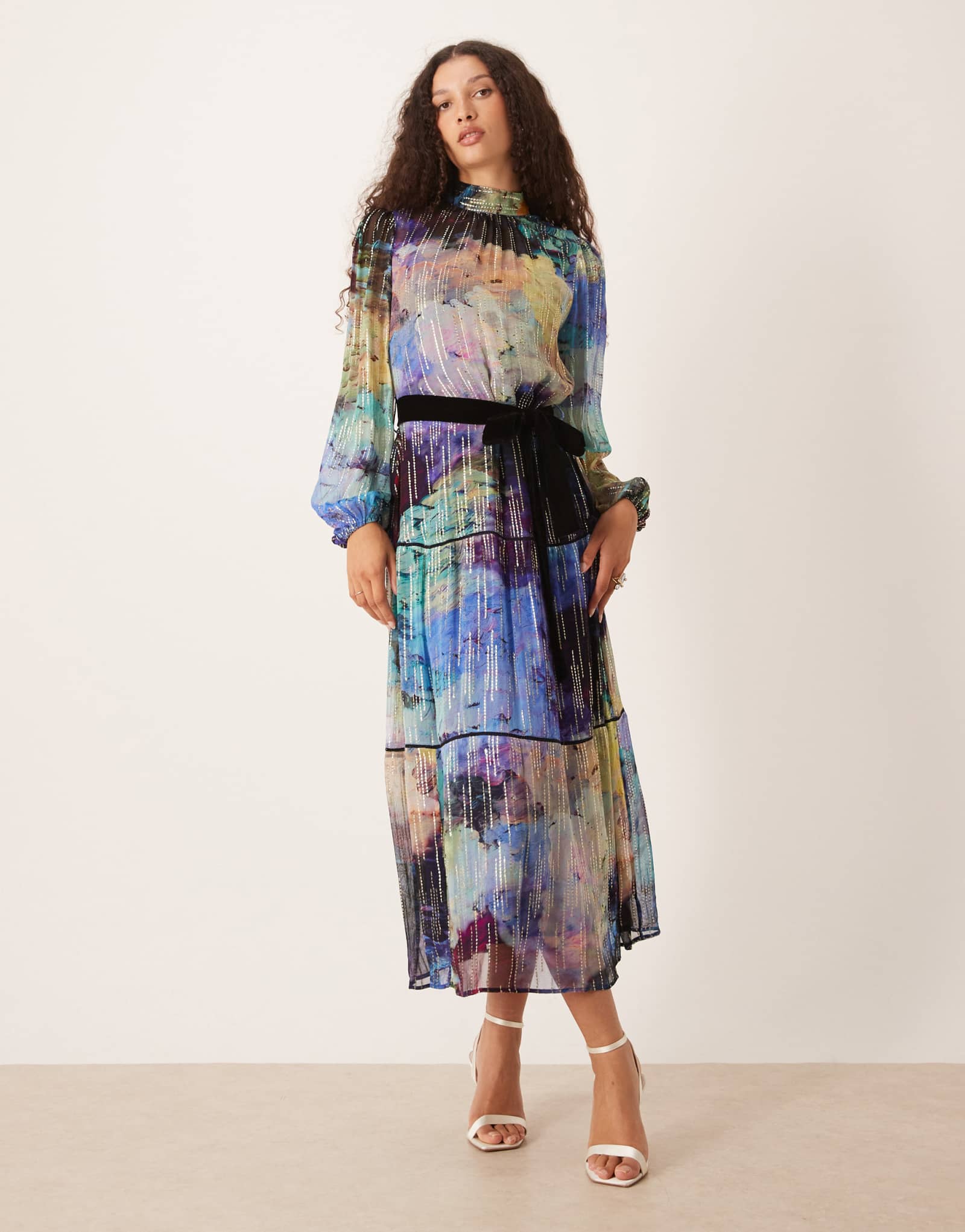 Миди-платье Hope &Ivy с высоким воротом и завязывающейся талией в синий принт