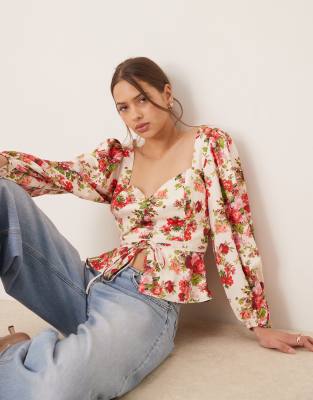 Hope & Ivy - Hvid peplum-bluse med firkantet hals og åben ryg samt rødt blomstermønster - view 1