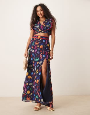 Jupe longue d'ensemble à taille haute avec fente sur la cuisse à motif coquillages - Bleu marine 36