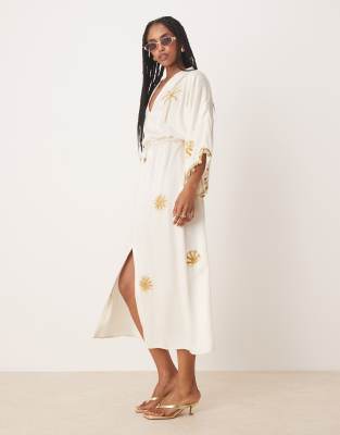 Hope & Ivy - Kimono-Wickelkleid in Midilänge in Elfenbeinweiß mit Bindegürtel und Verzierungen