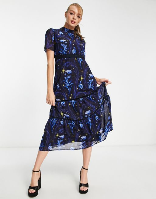 Hope & Ivy – Kobaltowa sukienka midi we wzór w gwiazdy z odkrytymi plecami  | ASOS
