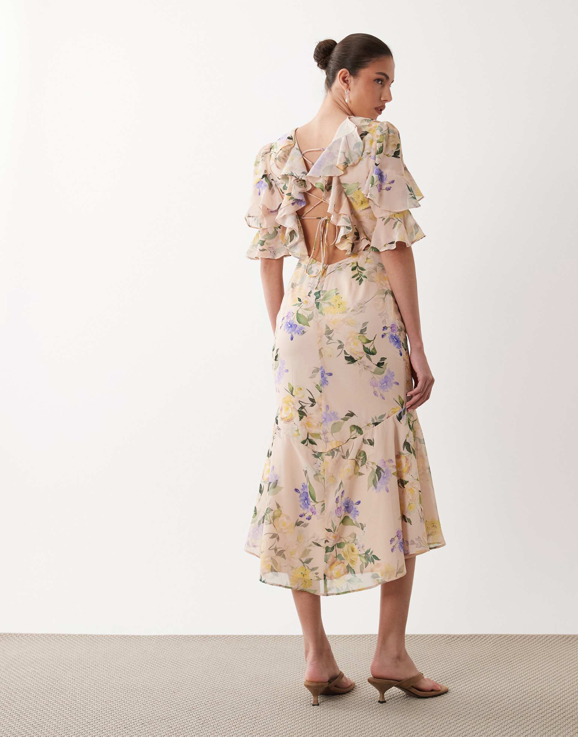 hope & ivy lace up back flutter sleeve midi day dress in light pink floral