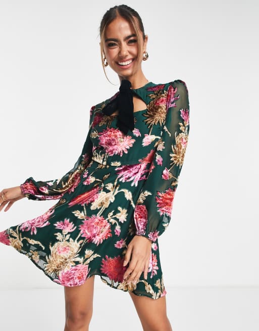 Hope & Ivy – Langärmliges Minikleid in Smaragdgrün mit samtigem Blumenmuster