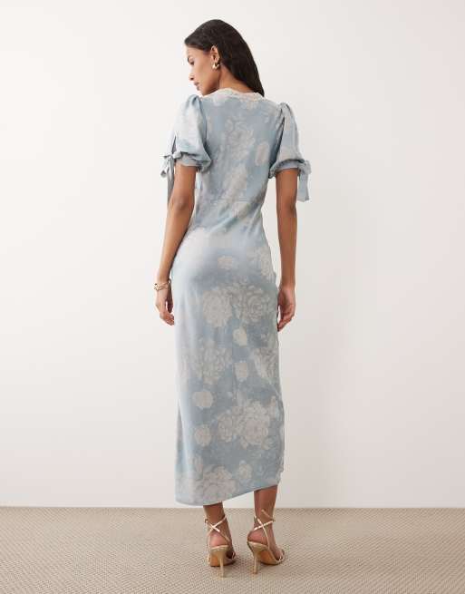 Hope & Ivy - Lyseblå midikjole i satin med blondekant og bindeærmer i jacquard, 4 af 4