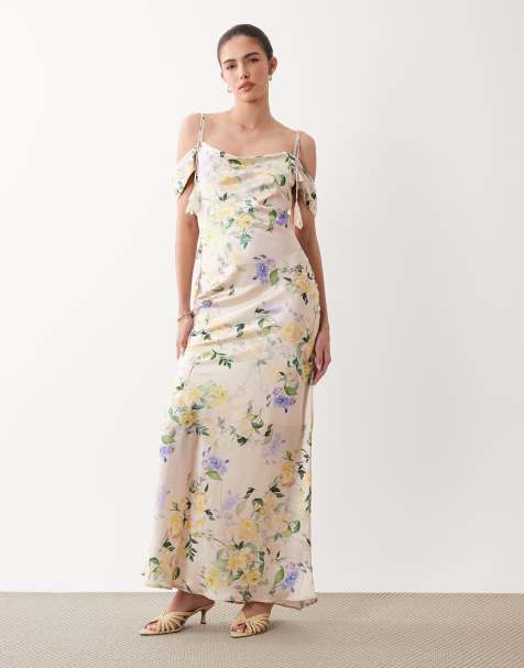 Hope & Ivy - Lyserød maxikjole i satin med blomstermønster og cold shoulder-snit - view 1