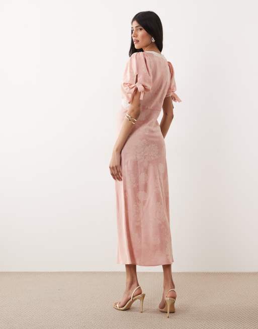 Hope & Ivy - Lyserød midikjole med blondekant og bindeærmer i satin og jacquard, 4 af 4
