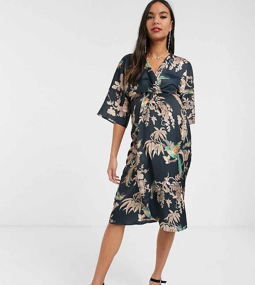 Hope & Ivy – Mammakläder – Blåblommig kimonoklänning med omlott-Flerfärgad