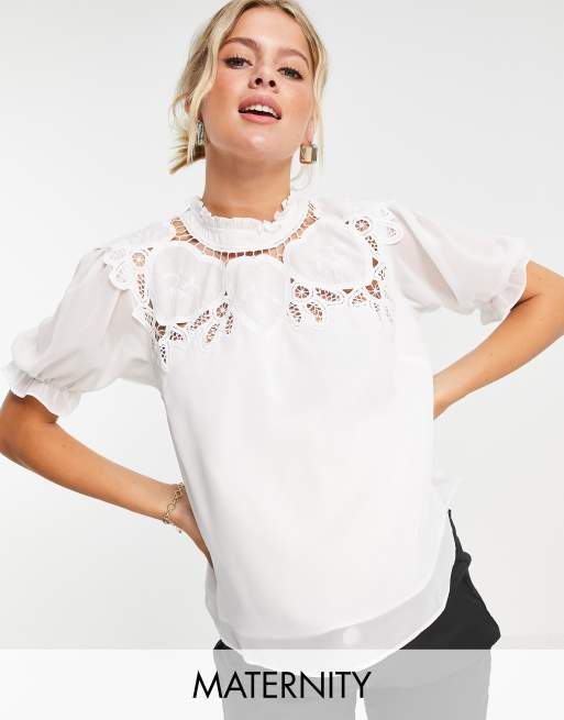 Hope & Ivy – Mammakläder – Elfenbensvit blus i broderie anglais med oversize-krage