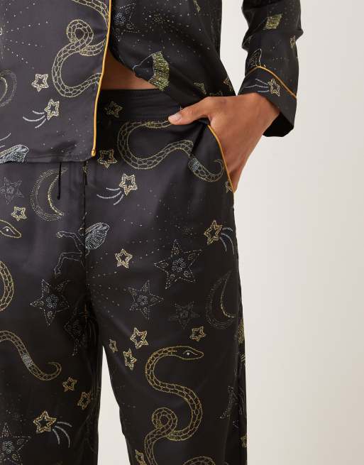 Hope & Ivy – Marinblå, astrologimönstrad pyjamas i satin med topp och byxor, 3 av 4