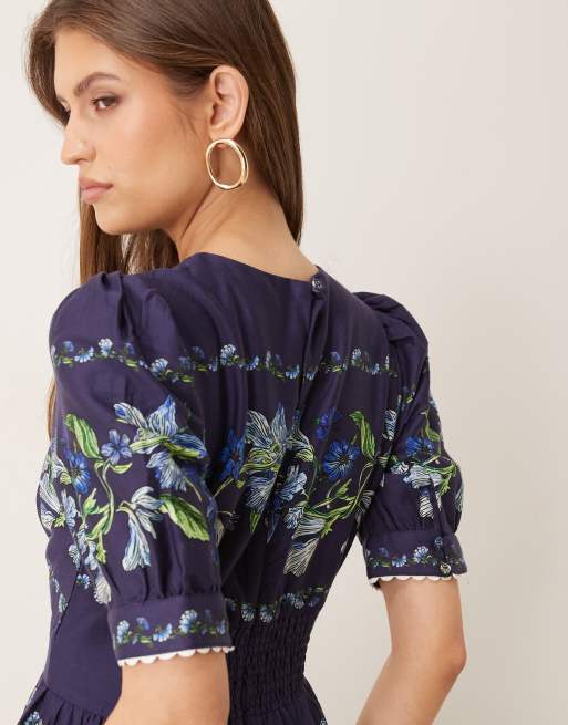 Hope & Ivy – Marinblå, blommig midiklänning i bomull med v-ringning och knäppning framtill, 4 av 4