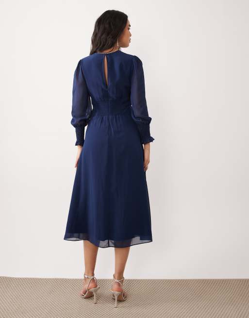 Hope & Ivy - Marineblå broderet midikjole med slå-om-design over brystet og knapper foran, 4 af 4