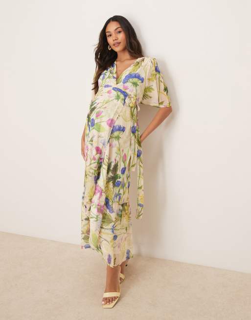Hope & Ivy Maternity – Biała wiązana w talii sukienka kopertowa maxi z falbankami przy rękawach we wzór