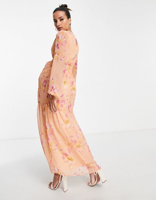 Hope & Ivy Maternity – Brzoskwiniowa sukienka maxi w kwiatowy wzór z  balonowymi rękawami i wycięciami | ASOS