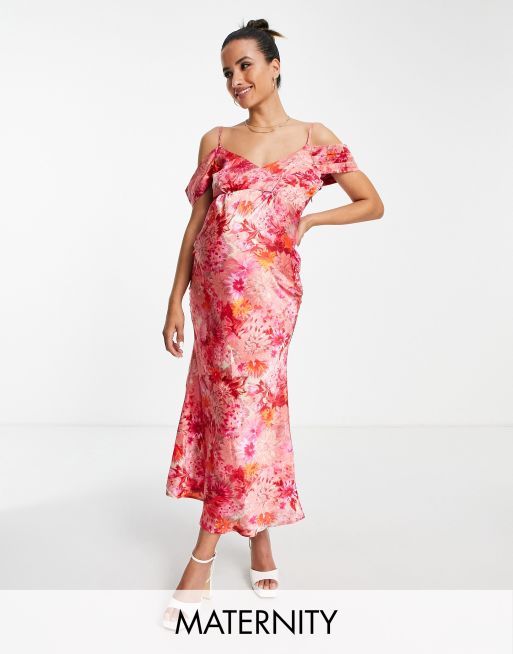 Hope & Ivy Maternity – Czerwono-różowa satynowa sukienka midi w kwiatowy wzór z odkrytym ramieniem