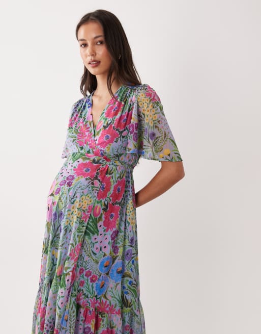 Hope & Ivy Maternity – Geblümtes Maxi-Wickelkleid in Flieder mit Flatterärmeln und Bindedetail, 2 von 4