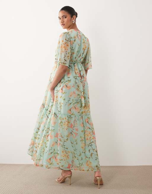 Hope & Ivy Maternity – Geblümtes Maxi-Wickelkleid in Salbeigrün mit Flatterärmeln, 3 von 4