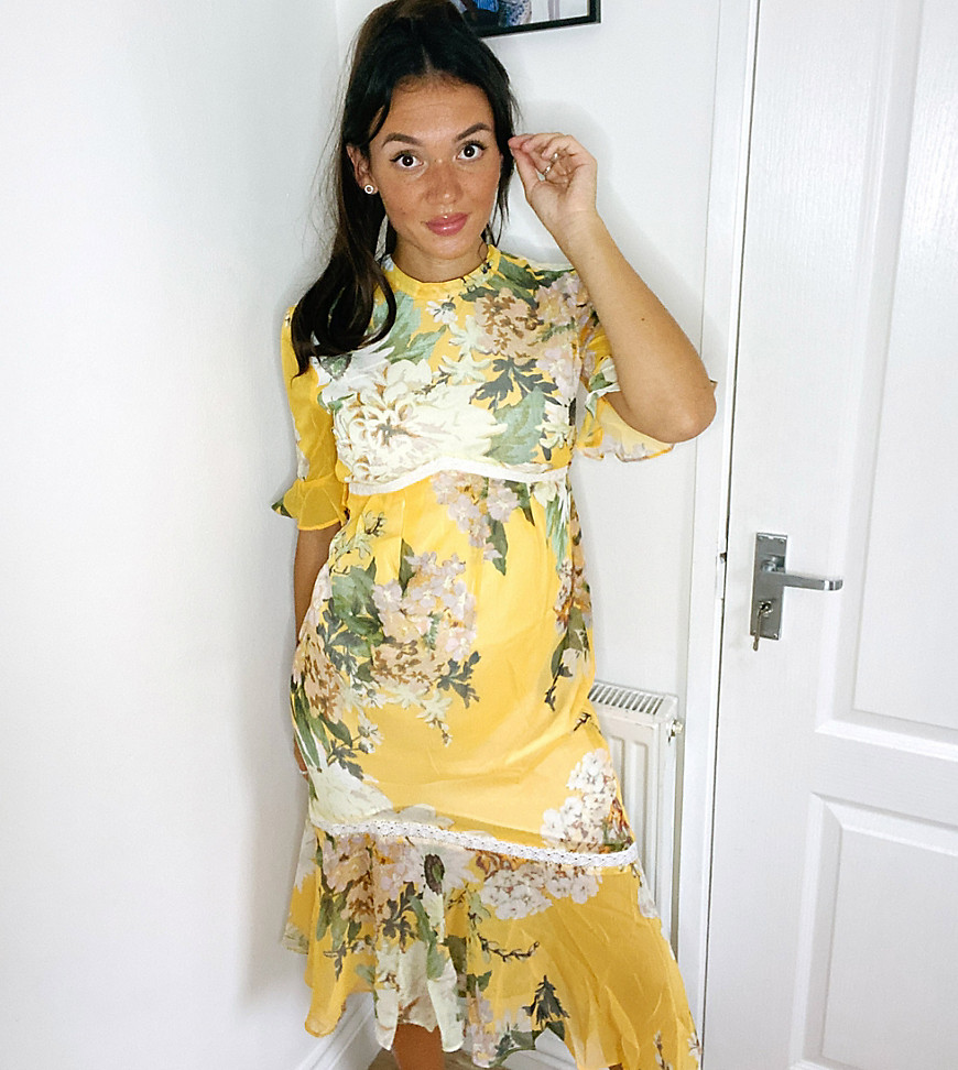 Hope & Ivy Maternity – Gul och blommig midaxiklänning med volang