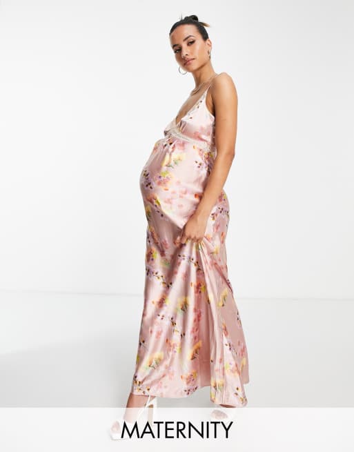 Hope & Ivy Maternity – Liliowa satynowa sukienka maxi w kwiatowy wzór z koronkową wstawką