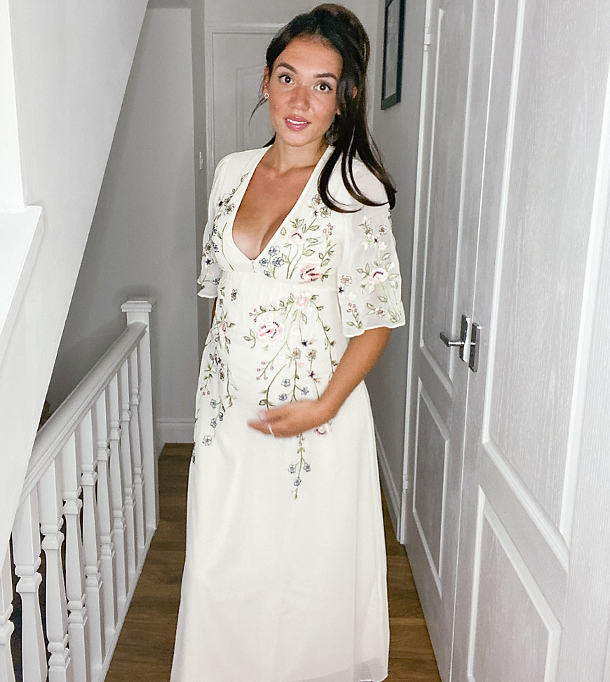 hope & ivy maternity -  – Maxi-Brautjungfernkleid mit Blumenstickerei in Elfenbein-Mehrfarbig