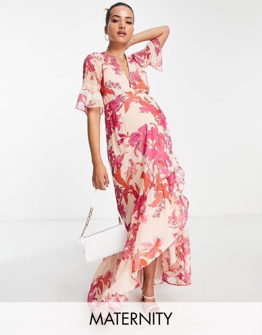 Hope & Ivy Maternity - Maxi-jurk met overslag, fladdermouwen en bloemenprint in fuchsia