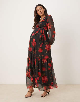 Hope & Ivy Maternity - Maxikleid in Schwarz mit rotem Blumenmuster und Wickeldesign vorne, Umstandsmode