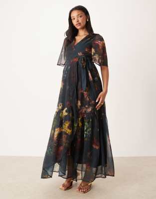 Hope & Ivy Maternity - Maxikleid mit dunkelgrünem Blumenmuster und Wickeldesign vorne, Umstandsmode