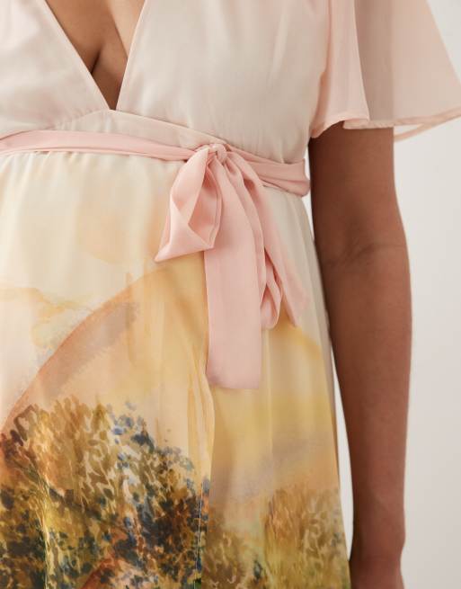 Hope & Ivy Maternity Maxikleid mit Flatterärmeln und Wickeloptik in Rosa mit Blumenbordüre, 3 von 4