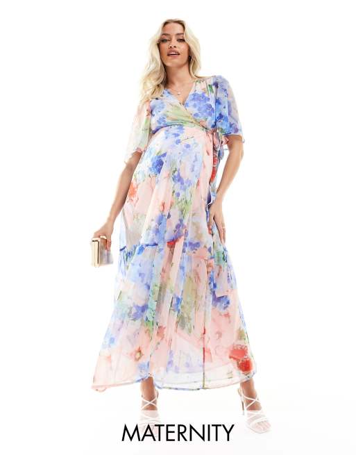 Hope & Ivy Maternity – Niebiesko-różowa kopertowa sukienka maxi z falbanką w kwiatowy wzór