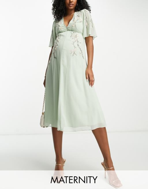 Hope & Ivy Maternity - Robe brodée mi-longue à manches évasées et décolleté plongeant - Sauge